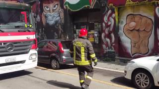 Immagini Milano i Vigili del Fuoco spengono l’incendio al Lambretta [upl. by Mufinella259]