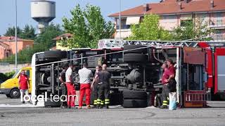 Melegnano autobotte vigili del fuoco ribaltata interviene gru per rimuoverla [upl. by Vittorio]