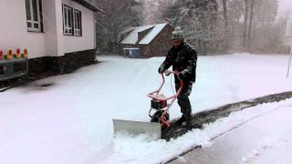 ELEKTRO AKKU Schneeräumer SCHNEEFUCHS SCHNEESCHIEBER mit irrer Schubkraft [upl. by Adnawt]